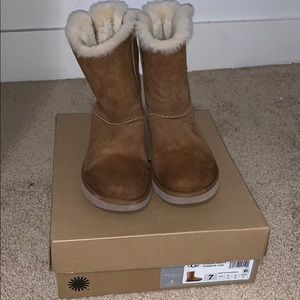 Uggs Classic Short ll (bow bailey)